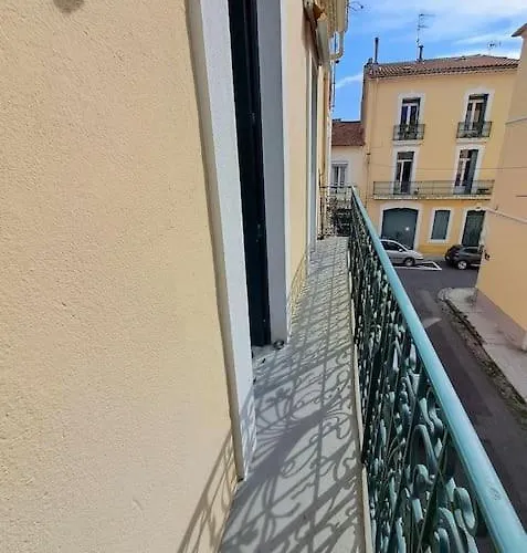 T2 Climatise Avec Balcon A Proximite Du Centre Ville